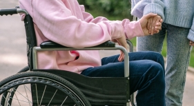 El Parlamento Europeo respalda que los acompañantes de personas con discapacidad puedan viajar gratis en avión El Parlamento Europeo respalda que los acompañantes de personas con discapacidad puedan viajar gratis en avión