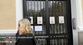 Cientos de turistas en la calle por el anuncio en Booking de un alojamiento falso en Madrid|Captura vídeo @melinabudek
