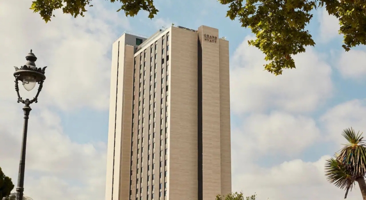 RIU compra su primer hotel en Barcelona, el histórico Princesa Sofía (ahora Grand Hyatt).