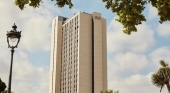 RIU compra su primer hotel en Barcelona, el histórico Princesa Sofía (ahora Grand Hyatt).