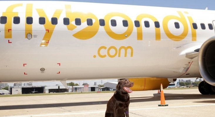 Presentación del avión con la mascota de Julian Cook