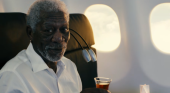 Morgan Freeman a bordo de un avión de Turkish. Foto de Marketing Interactive
