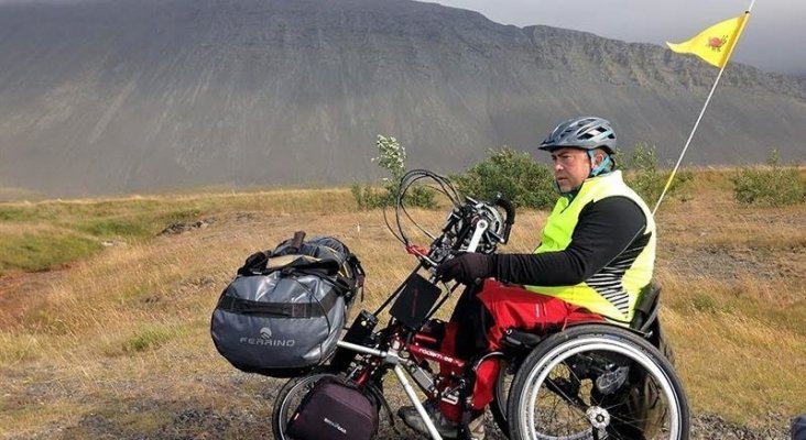 Carlos Sanchis en Islandia con su silla de ruedas. Foto de La Región