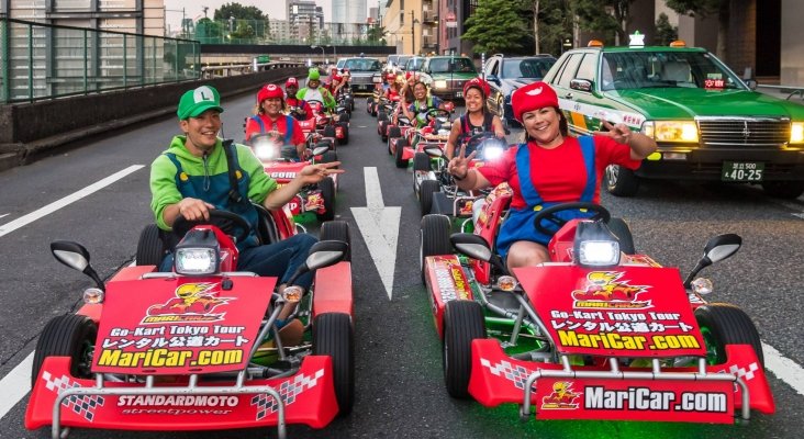 Turistas conduciendo los karts en Japón