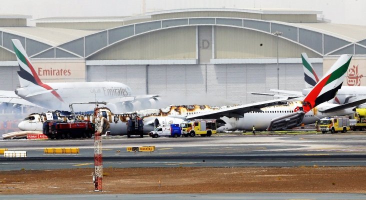 Un avión de Emirates realiza un aterrizaje de emergencia envuelto en humo en Dubái