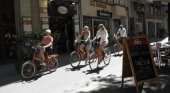 Barcelona cierra 256 viviendas y amenaza con 600.000 euros de multa a Airbnb y Homeaway