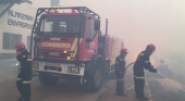 Bomberos en la extinción del incendio