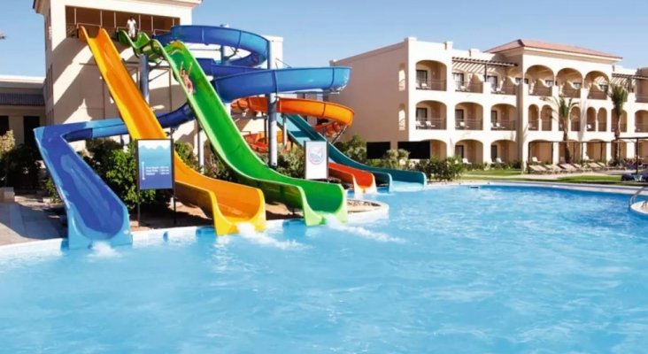 Una de las piscinas del resort