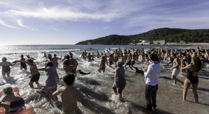 Baño multitudinario en Ses Salines