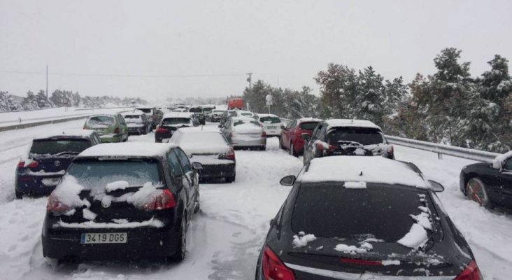 Temporal de nieve en España. Bomberos y policía