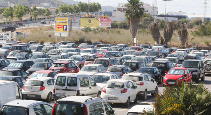 Ibiza estudia limitar la entrada de vehículos ante la saturación