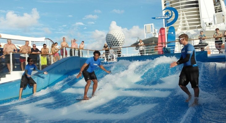 Cruceristas en un barco de Royal Caribbean