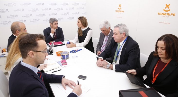 : El consejero insular de Turismo, Alberto Bernabé, en una de las reuniones mantenidas en Fitur