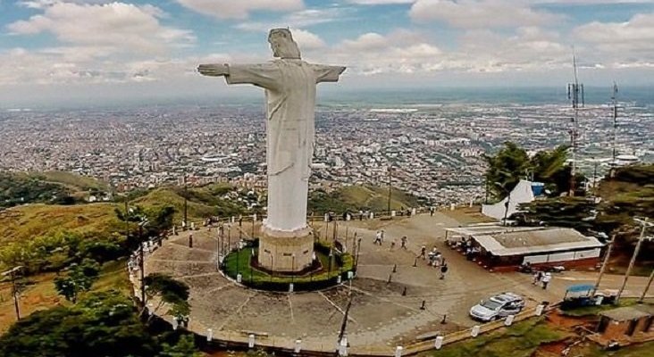 Vista panorámica de Cali y el monumento de Cristo Rey. Foto de Guía Turística del Valle del Cauca
