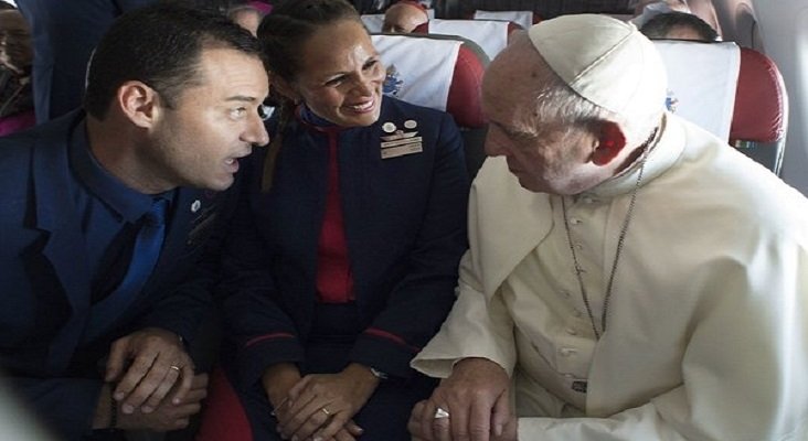 El Papa Francisco celebra un matrimonio a bordo del avión de LATAM
