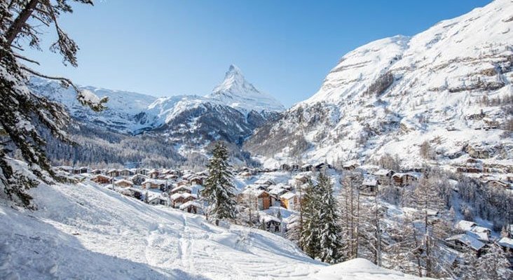 Estación de Zermatt bajo las capas de nieve