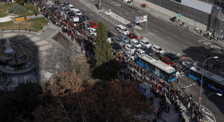 Cola kilométrica de aspirantes en Madrid