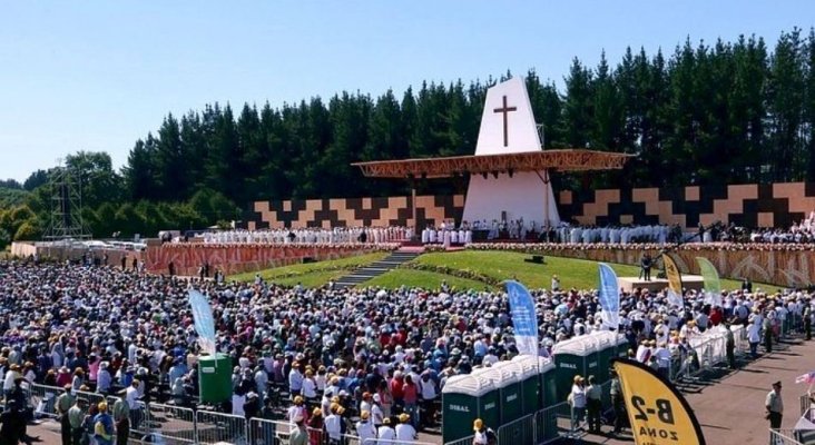 Fieles durante la misa papal en Chile