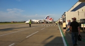 Paralizan el aeropuerto de London City encadenándose en la pista