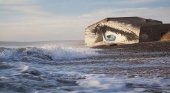 Un búnker, transformado en obra de arte en una playa de Normandía