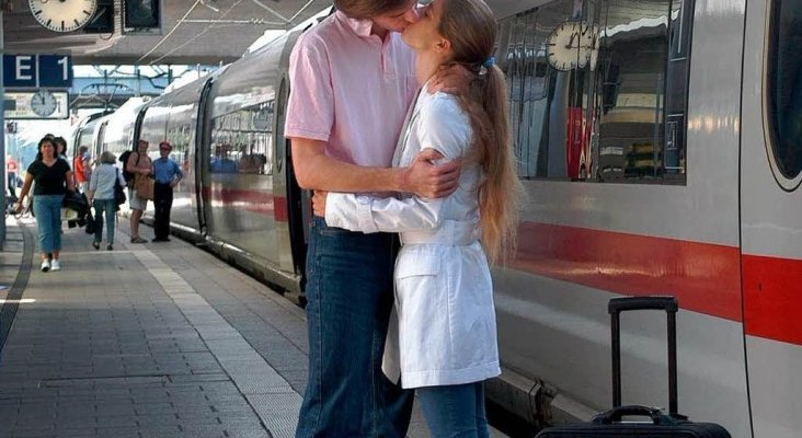 Pareja besándose en la estación