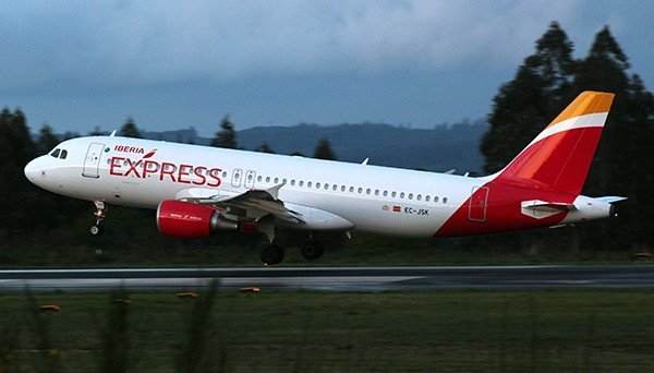 Especialidad Armstrong Regresa Iberia Express comenzará a cobrar por facturar la primera maleta en  Baleares y Canarias