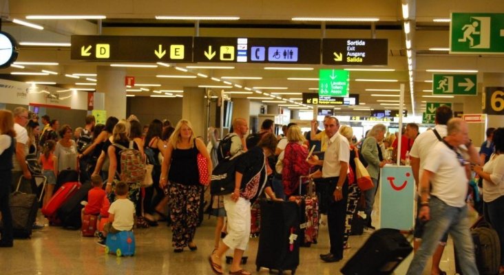 turistas en el aeropuerto de Palma