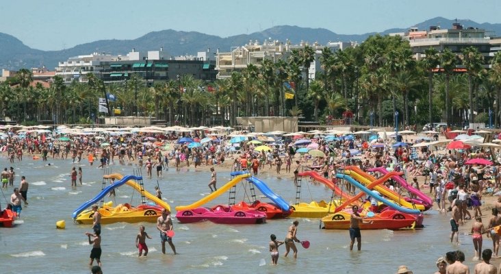 turistas en la playa de Salou