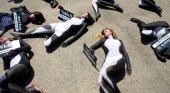 Protesta de PETA contra los parques que crían orcas en cautividad