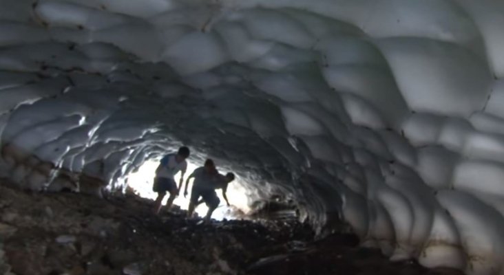 Túnel de hielo seduce a turistas en la Patagonia argentina