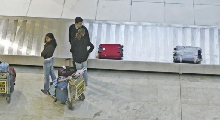 Pasajeros esperan por sus maletas en el aeropuerto de Madrid-Barajas