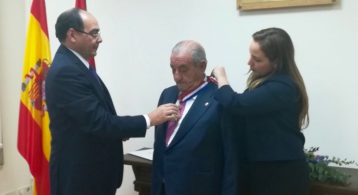 Juan José Hidalgo durante la condecoración en la Embajada del Paraguay