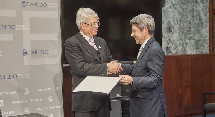 Alberto Bernabe recibe la distinción en el Cabildo de Tenerife