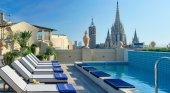 Plunge pool y solárium del hotel H10 Madison de Barcelona