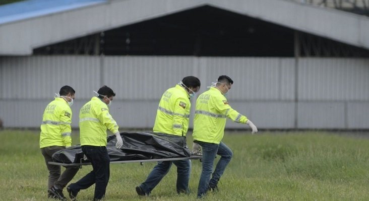 Traslado de los cuerpos de los dos polizones que viajaban en el tren de aterrizaje. Foto de El Comercio