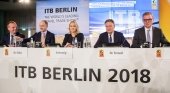 Emanuel Höger, portavoz de Messe Berlin; Christian Göke, CEO de Messe Berlin; Manuela Schwesig, ministra-presidenta de Mecklemburgo-Pomerania Occidental; Michael Frenzel, presidente BTW; y Norbert Fiebig, presidente (DRV) presenta la ITB