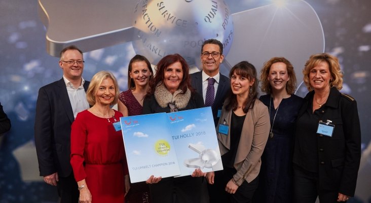  Ursula Matas, directora del Seaside Sandy Beach recibiendo los premios TUI Holly 2018 y TUI Umwelt junto a Astrid van Wik, directora comercial de Seaside Hotels, Nacho Felpeto, Manager Product & Purchasing de TUI Alemania y representantes de TUI.