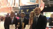 Alberto Bernabé, consejero de Turismo del Cabildo de Tenerife (centro) y Vicente Dorta, consejero delegado de Turismo de Tenerife (derecha) reciben el Premio Golden en la ITB