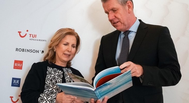 Selma Elloumi Rekik, ministra de Turismo de Túnez junto a Fritz Joussen