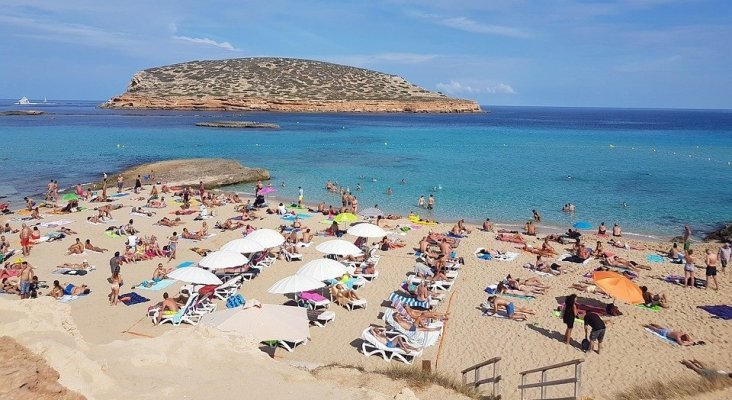 Playa en Ibiza llena de turistas