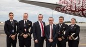 El CEO de Qantas Group Alan Joyce junto con la tripulación QF9: capitana Lisa Norman, capitán Jeff Foote, primer oficial Dave Summergreene y segundo oficial Troy Lane. (Qantas)