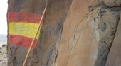Dibujan bandera española sobre pinturas rupestres