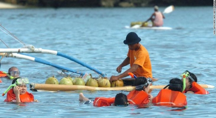 Filipinas cierra popular destino turístico por miedo a que se convierta en “cloaca”