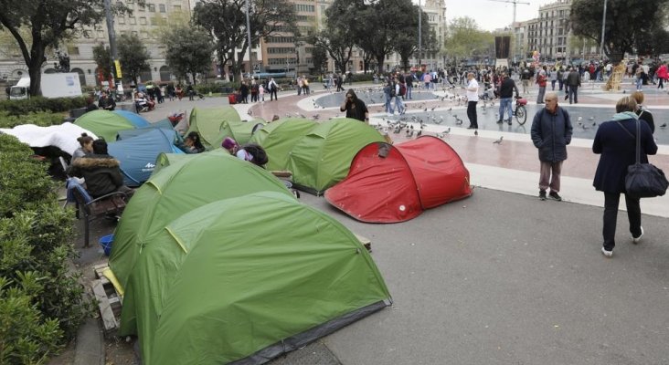 Estupor entre los turistas ante los acampados en la plaza de Catalunya