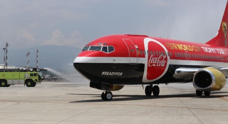 Avión que transporta el trofeo de la Copa Mundial de Fútbol. Foto de CRHoy.com