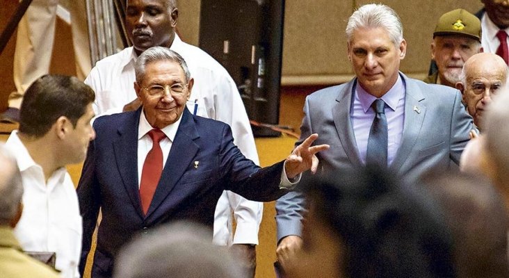 Raúl Castro junto a Miguel Díaz-Canel, en la sesión de la Asamblea Nacional del Poder Popular, en La Habana.