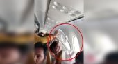 Avión pierde la ventana por fuertes turbulencias y deja tres heridos