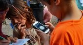 Niños buscadores de tesoros con el método de geocaching. Foto de Familias en Ruta