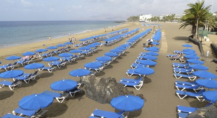 Playa con hamacas en el archipiélago canario