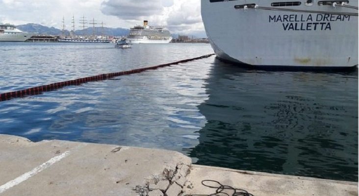 Vertido de fuel de un crucero afecta el puerto de Palma. Foto de OK Diario